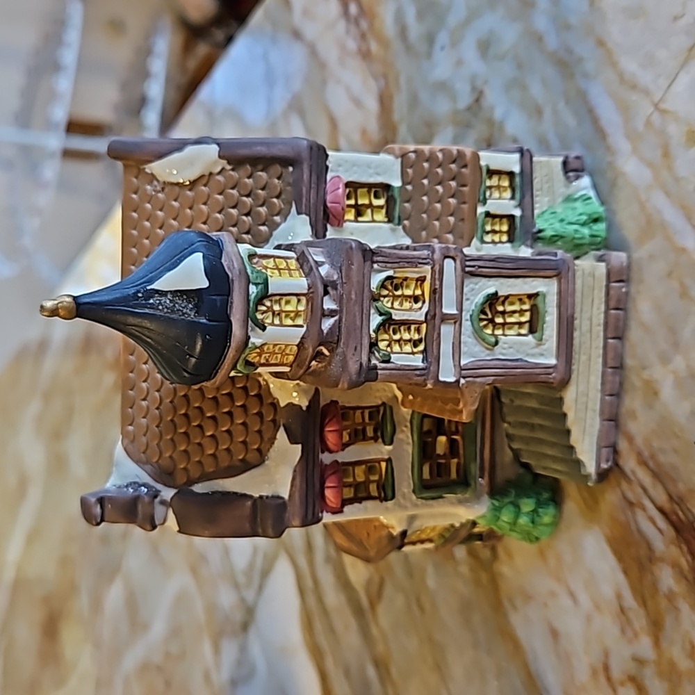 COBBLESTONE CORNERS 2002 Christmas Village House